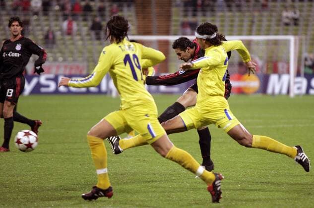 Claudio Pizarro (Bayern, Mitte) zieht ab, Marcio Fabiano Giovanini (Maccabi Tel Aviv, re.) kommt zu spät Fußball EC 1 Herren Champions League 2004 2005, FC Bayern München - Maccabi Tel Aviv 5:1 Gruppe München Dynamik,