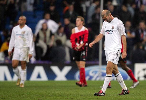Zinedine Zidane (Real Madrid) verläßt enttäuscht den Platz Fußball EC 1 Herren Champions League 2004 2005, Real Madrid Einzelbild Madrid Enttäuschung,