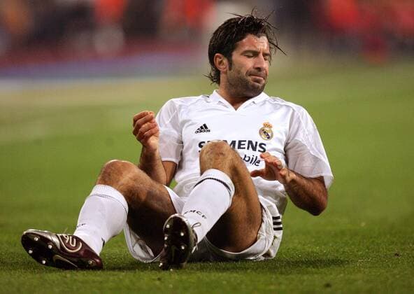 Luis Figo (Real Madrid) enttäuscht am Boden Fußball EC 1 Herren Champions League 2004 2005, Real Madrid Einzelbild Madrid Enttäuschung,