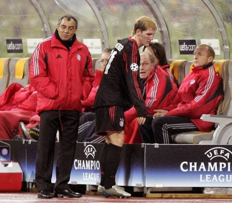 Bastian Schweinsteiger (Mitte) nach seiner Auswechslung mit Trainer Felix Magath (li.), Co Trainer Seppo Eichkorn und Manager Uli Hoeneß (alle Bayern) Fußball EC 1 Herren Champions League 2004 2005, FC Bayern München Gruppe München Enttäuschung