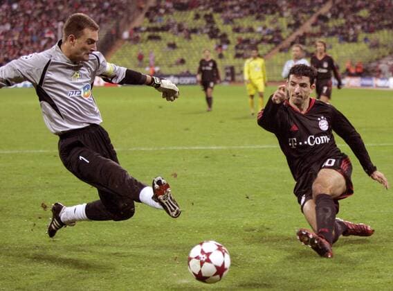 Roy Makaay (Bayern, re.) gegen Torwart Liran Strauber (Maccabi Tel Aviv) Fußball EC 1 Herren Champions League 2004 2005, FC Bayern München - Maccabi Tel Aviv 5:1 Gruppe München Dynamik,