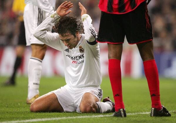 Raul Gonzalez (Real Madrid) verzweifelt am Boden Fußball EC 1 Herren Champions League 2004 2005, Real Madrid Einzelbild Madrid Enttäuschung, Verzweiflung,