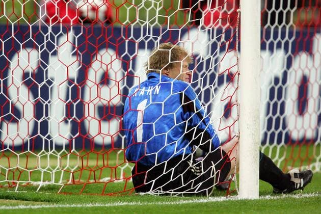 Torwart Oliver Kahn (Bayern) sitzt im eigenen Tor Fußball EC 1 Herren Champions League 2004 2005, FC Bayern München Einzelbild München Enttäuschung