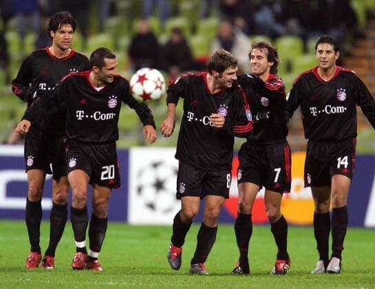 Torjubel Bayern, v.re.: Claudio Pizarro, Mehmet Scholl, Torsten Frings, Hasan Salihamidzic, Michael Ballack Fußball EC 1 Herren Champions League 2004 2005, FC Bayern München Gruppe München Freude,
