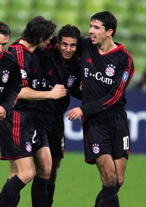 Torschütze Claudio Pizarro (Mitte) nimmt die Glückwünsche von Roy Makaay (re.) und Owen Hargreaves (alle Bayern) entgegen Fußball EC 1 Herren Champions League 2004 2005, FC Bayern München Gruppe München Freude,