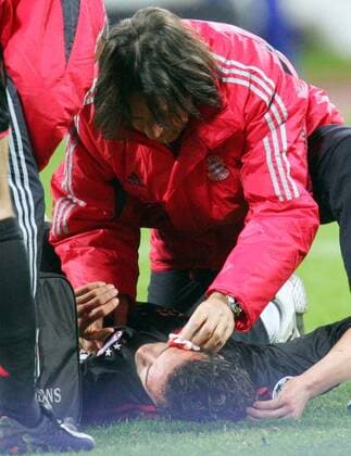 Dr. Hans Wilhelm Müller Wohlfahrt behandelt den am Boden liegenden Owen Hargreaves (beide Bayern) Fußball EC 1 Herren Champions League 2004 2005, FC Bayern München Gruppe München