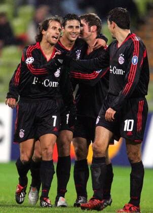 Torjubel Bayern, v.li.: Mehmet Scholl, Claudio Pizarro, Torsten Frings und Roy Makaay Fußball EC 1 Herren Champions League 2004 2005, FC Bayern München Gruppe München Freude,