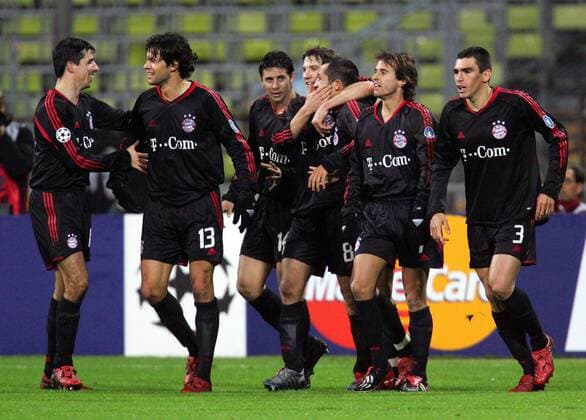 Torjubel Bayern, v.li.: Roy Makaay, Michael Ballack, Claudio Pizarro, Torsten Frings, Hasan Salihamidzic, Mehmet Scholl und Lucio Fußball EC 1 Herren Champions League 2004 2005, FC Bayern München Gruppe München Freude,
