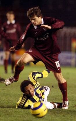 Milan Pacanda (Sparta Prag) steigt über Marco Aurelio (Fenerbahce) hinweg Fußball EC 1 Herren Champions League 2004 2005, Sparta Prag - Fenerbahce Istanbul 0:1 Gruppe Prag