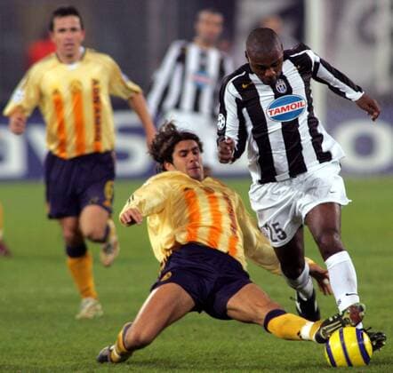 Julien Escude (Ajax, li.) gegen Marcelo Danubio Zalayeta (Juventus) - PUPLISHING RIGHTS FOR GERMAN MEDIA ONLY Fußball EC 1 Herren Champions League 2004 2005, Juventus Turin - Ajax Amsterdam 1:0, Juve, Vdig Gruppe Turin Dynamik,