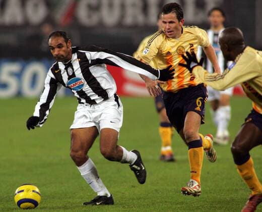 Emerson (Juventus, li.) gegen Tomas Galasek (Ajax) - PUPLISHING RIGHTS FOR GERMAN MEDIA ONLY Fußball EC 1 Herren Champions League 2004 2005, Juventus Turin - Ajax Amsterdam 1:0, Juve, Vdig Gruppe Turin Dynamik,