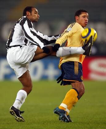 Emerson (Juventus, li.) gegen Nigel de Jong (Ajax) Fußball EC 1 Herren Champions League 2004 2005, Juventus Turin - Ajax Amsterdam 1:0, Juve, Vdig Gruppe Turin Dynamik, Kampf,