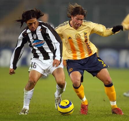 Mauro Camoranesi (Juventus, li.) gegen Maxwell (Ajax) Fußball EC 1 Herren Champions League 2004 2005, Juventus Turin - Ajax Amsterdam 1:0, Juve, Vdig Gruppe Turin Dynamik,