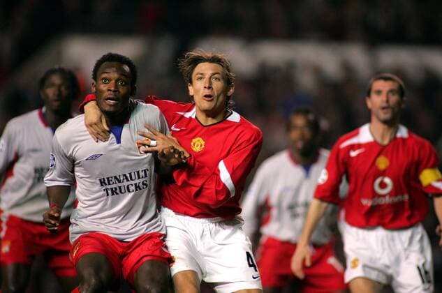Mickael Essien (Lyon, li.) gegen Gabriel Heinze (Manchester United) Fußball EC 1 Herren Champions League 2004 2005, Manchester United - Olympique Lyonnais 2:1, ManU, OL, Vdig Gruppe pan7763 Manchester  