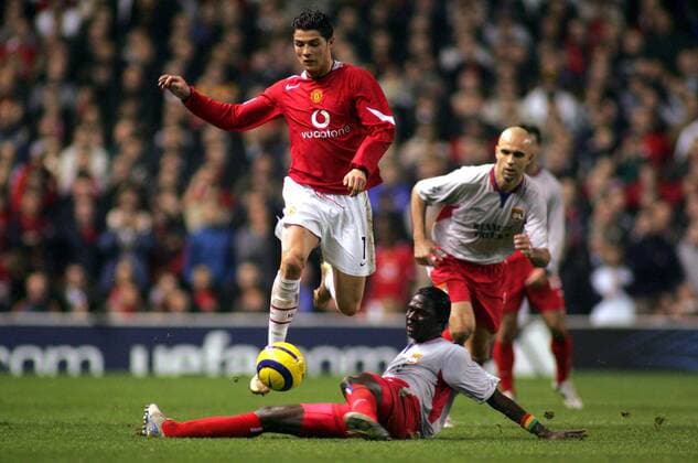 Cristiano Ronaldo (Manchester United, li.) überspringt das Tackling von Mahamadou Diarra (Lyon) Fußball EC 1 Herren Champions League 2004 2005, Manchester United - Olympique Lyonnais 2:1, ManU, OL, Vdig Gruppe pan7763 Manchester Dynamik,  