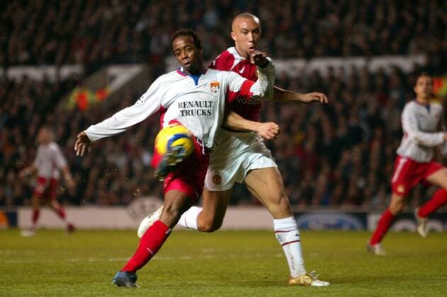 Sidney Govou (Lyon, li.) gegen Mikael Silvestre (Manchester United) Fußball EC 1 Herren Champions League 2004 2005, Manchester United - Olympique Lyonnais 2:1, ManU, OL, Vdig Gruppe pan7763 Manchester Dynamik,  