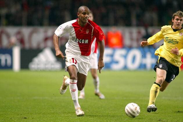 Maicon (Monaco) am Ball; re. Stephen Warnock (Liverpool) Fußball EC 1 Herren Champions League 2004 2005, AS Monaco - FC Liverpool 1:0, Vdig Einzelbild pan7764 Monte Carlo Dynamik,  
