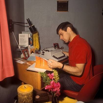 Wolfgang Weber (1. FC Köln) befasst sich in seinem Büro mit Gymnastik für den Fußballer - Professionelle Arbeitsauffassung Fußball 1. BL Herren DEUTSCHSPRACHIGE SPORTZEITSCHRIFTEN UND -ZEITUNGEN NUR NACH RÜCKSPRACHE, 1964 1965 Einzelbild Aufnahmedatum geschätzt Köln
