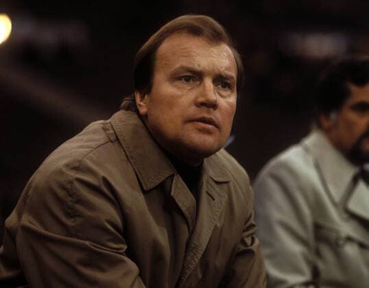 Trainer Friedhelm Wenzlaff (Duisburg) verfolgt gespannt das Spielgeschehen Fußball 1. BL Herren DEUTSCHSPRACHIGE SPORTZEITSCHRIFTEN UND -ZEITUNGEN NUR NACH RÜCKSPRACHE, Saison 1981 1982 Einzelbild Aufnahmedatum geschätzt Duisburg