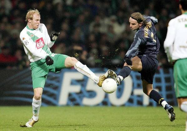 Ludovic Magnin (Bremen, li.) gegen Andy van der Meyde (Inter) Fußball EC 1 Herren Champions League 2004 2005, SV Werder Bremen - Internazionale Mailand 1:1 Gruppe Bremen Dynamik, Kampf,