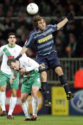 Christian Vieri (Inter, re.) stützt sich bei Fabian Ernst (Bremen) auf Fußball EC 1 Herren Champions League 2004 2005, SV Werder Bremen - Internazionale Mailand 1:1 Gruppe Bremen Dynamik, Kampf, Überlegenheit,