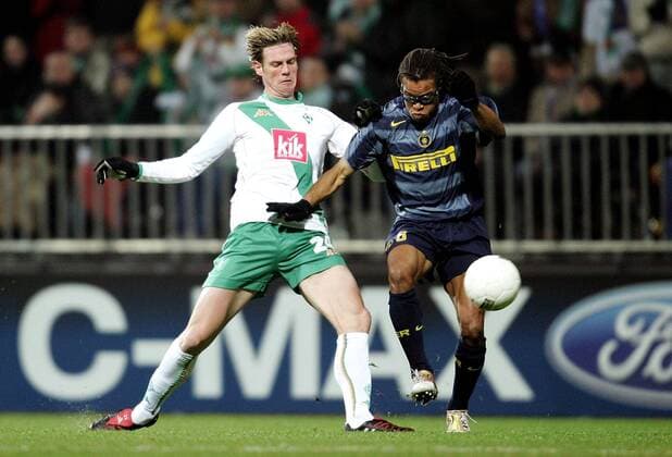 Tim Borowski (Bremen, li.) gegen Edgar Davids (Inter) Fußball EC 1 Herren Champions League 2004 2005, SV Werder Bremen - Internazionale Mailand 1:1 Gruppe Bremen Dynamik,