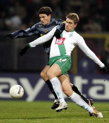 Javier Zanetti (Inter, li.) gegen Ivan Klasnic (Bremen) Fußball EC 1 Herren Champions League 2004 2005, SV Werder Bremen - Internazionale Mailand 1:1 Gruppe Bremen Dynamik,