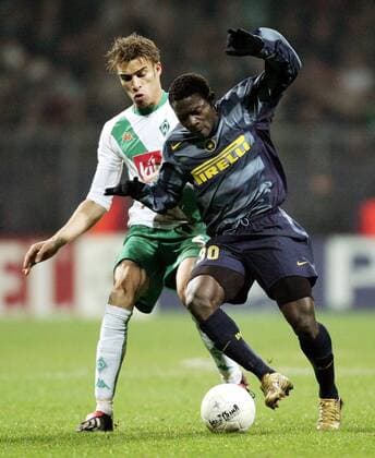 Obafemi Martins (Inter, re.) gegen Valerien Ismael (Bremen) Fußball EC 1 Herren Champions League 2004 2005, SV Werder Bremen - Internazionale Mailand 1:1 Gruppe Bremen Dynamik,