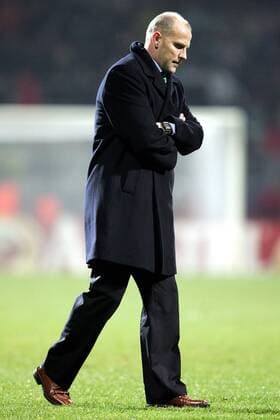 Trainer Thomas Schaaf (Bremen) schleicht nachdenklich vom Platz Fußball EC 1 Herren Champions League 2004 2005, SV Werder Bremen Einzelbild Bremen Nachdenklichkeit, Enttäuschung,