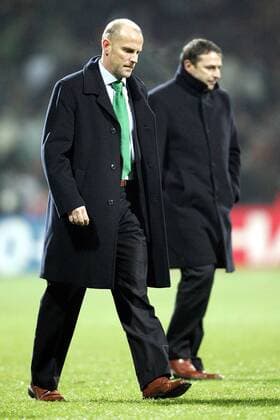 Trainer Thomas Schaaf (li.) und Sportdirektor Allofs (beide Bremen) schleichen nachdenklich vom Platz Fußball EC 1 Herren Champions League 2004 2005, SV Werder Bremen Gruppe Bremen Enttäuschung, Nachdenklichkeit,