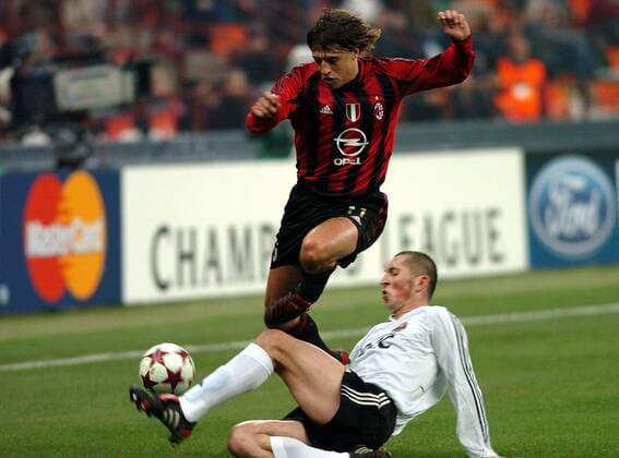 Hernan Crespo (Milan, li.) gegen Mariusz Lewandowski (Donetsk) Fußball EC 1 Herren Champions League 2004 2005, AC Mailand - Shakhtar Donezk 4:0, Shakhtyor, Schachtjor Gruppe Mailand Dynamik, Kampf,
