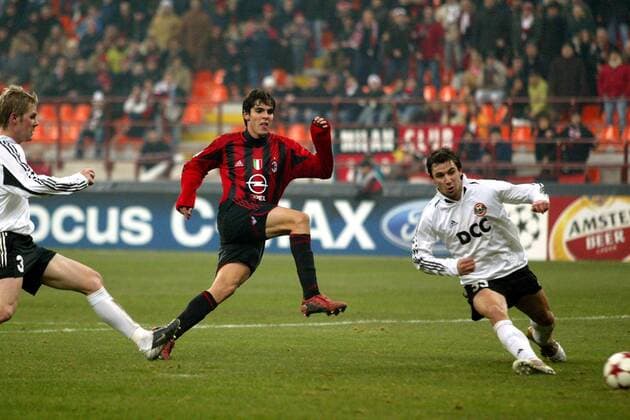 Kaka (Milan, Mitte) erzielt das 4:0, Dario Srna (re.) und Hübschman (beide Donetsk) kommen zu spät Fußball EC 1 Herren Champions League 2004 2005, AC Mailand - Shakhtar Donezk 4:0, Shakhtyor, Schachtjor Gruppe Mailand Dynamik,