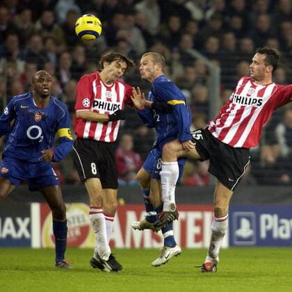 Philip Cocu (li.) und Gerald Sibon (re., beide Eindhoven) gegen Fredrik Ljungberg (Arsenal) Fußball EC 1 Herren Champions League 2004 2005, PSV Eindhoven - FC Arsenal London 1:1 Gruppe Eindhoven Dynamik, Kampf,