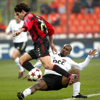 Kaka (Milan, li.) gegen Joao Batista (Donetsk) Fußball EC 1 Herren Champions League 2004 2005, AC Mailand - Shakhtar Donezk 4:0, Shakhtyor, Schachtjor Gruppe Mailand Dynamik, Kampf,