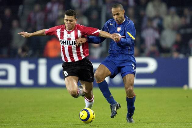 Wilfred Bouma (Eindhoven, li.) gegen Thierry Henry (Arsenal) Fußball EC 1 Herren Champions League 2004 2005, PSV Eindhoven - FC Arsenal London 1:1 Gruppe Eindhoven Dynamik, Kampf,