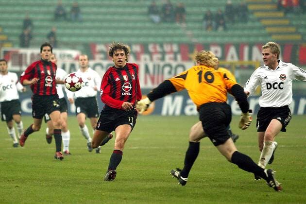 Hernan Crespo (Milan, li.) gegen Torwart Lastuvka (Mitte) und Hübschman (beide Donetsk) Fußball EC 1 Herren Champions League 2004 2005, AC Mailand - Shakhtar Donezk 4:0, Shakhtyor, Schachtjor Gruppe Mailand Dynamik,