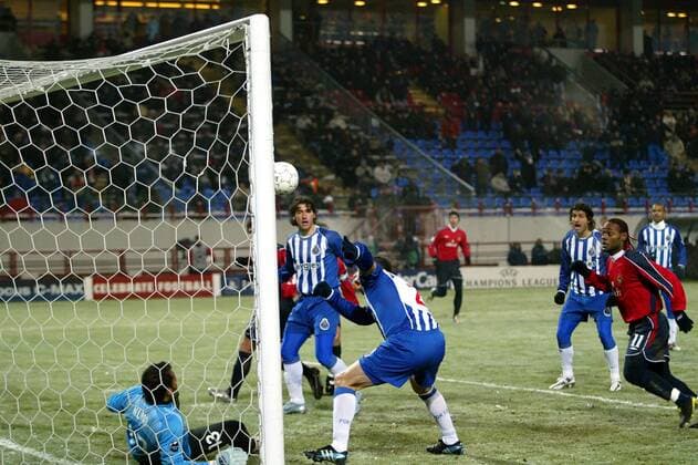 Jorge Costa (Mitte) klärt für den am Boden liegenden Torwart Nuno (beide FC Porto), Vagner Love (ZSKA Moskau, re.) lauert schon Fußball EC 1 Herren Champions League 2004 2005, CSKA Moskau - FC Porto 0:1, Vdig Gruppe Moskau Dynamik, Abwehr, Spannung,