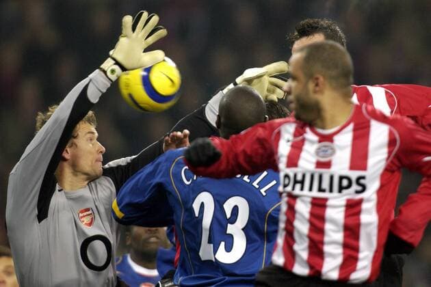 Torwart Jens Lehmann (Arsenal) greift am Ball vorbei Fußball EC 1 Herren Champions League 2004 2005, PSV Eindhoven - FC Arsenal London 1:1 Gruppe Eindhoven Dynamik,