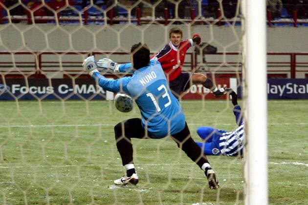 Torwart Nuno (FC Porto) klärt gegen Sergei Semak (ZSKA Moskau) Fußball EC 1 Herren Champions League 2004 2005, CSKA Moskau - FC Porto 0:1, Vdig Gruppe Moskau Dynamik,