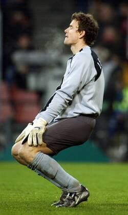 Torwart Jens Lehmann (Arsenal) geht enttäuscht in die Knie Fußball EC 1 Herren Champions League 2004 2005, Arsenal FC London Einzelbild Eindhoven Enttäuschung,