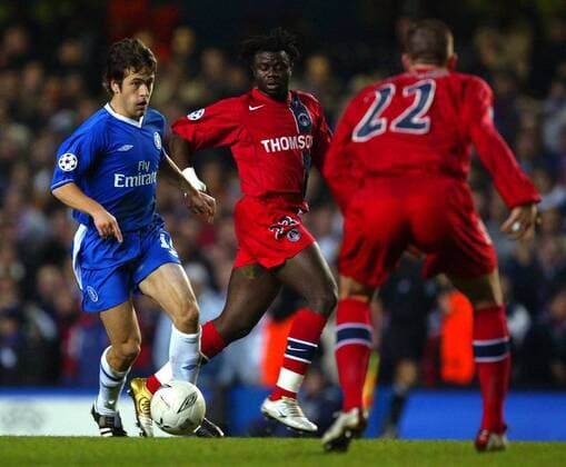 Joe Cole (Chelsea, li.) am Ball; Sylvain Armand (re.) und Modeste M Bami (beide Paris St. Germain) können nur zusehen Fußball EC 1 Herren Champions League 2004 2005, FC Chelsea London - Paris Saint Germain 0:0, PSG Gruppe London Dynamik,