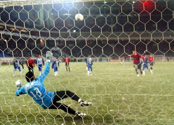 Sergei Ignashevitch (ZSKA Moskau) verschießt einen Elfmeter gegen Torwart Nuno (FC Porto) Fußball EC 1 Herren Champions League 2004 2005, CSKA Moskau - FC Porto 0:1, Vdig Totale Moskau Dynamik,