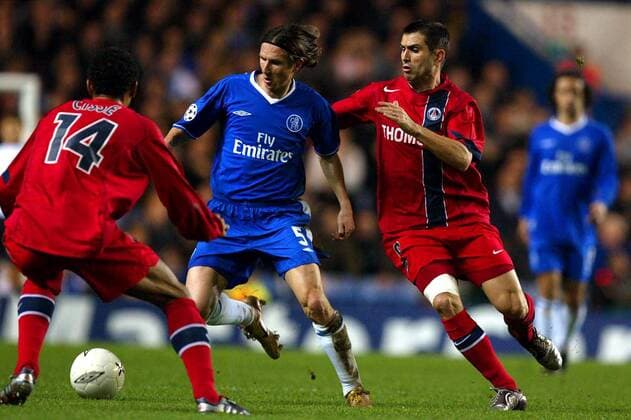Aleksei Smertin (Chelsea, Mitte) gegen Edouard Cisse (li.) und Pauleta (beide Paris St. Germain) Fußball EC 1 Herren Champions League 2004 2005, FC Chelsea London - Paris Saint Germain 0:0, PSG Gruppe London Dynamik,