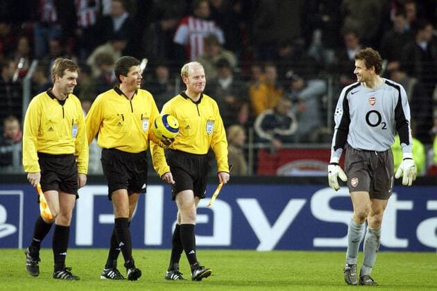 Torwart Jens Lehmann (Arsenal) im Gespräch mit dem deutschen Schiedsrichtergespann, v. li.: Harald Sather, Herbert Fandel und Jan Hendrik Salver Fußball EC 1 Herren Champions League 2004 2005, Arsenal FC London Gruppe Eindhoven Harmonie,