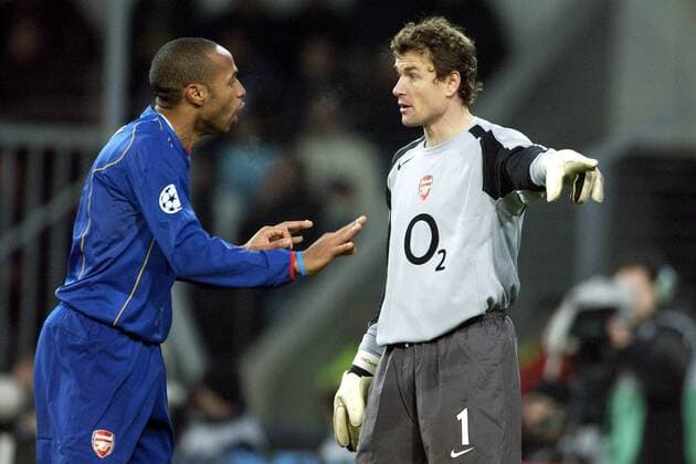 Torwart Jens Lehmann (re.) wird von Thierry Henry (beide Arsenal) beruhigt Fußball EC 1 Herren Champions League 2004 2005, Arsenal FC London Gruppe Eindhoven Spannung,