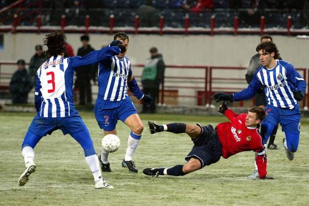 Sergei Semak (ZSKA Moskau, 2.v.re.) gegen Pedro Emanuel (li.), Jorge Costa (2.v.li.) und Georgios Seitaridis (FC Porto) Fußball EC 1 Herren Champions League 2004 2005, CSKA Moskau - FC Porto 0:1, Vdig Gruppe Moskau Dynamik,