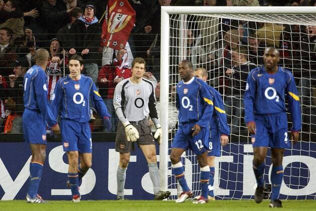 Torwart Jens Lehmann (Arsenal) schaut seinen Vorderleuten nach einem Gegentor ratlos hinterher Fußball EC 1 Herren Champions League 2004 2005, PSV Eindhoven - Arsenal FC London 1:1 Gruppe Eindhoven Enttäuschung,
