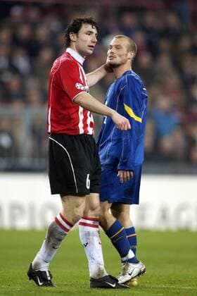 Mark van Bommel (Eindhoven, li.) tätschelt Fredrik Ljungberg (Arsenal) Fußball EC 1 Herren Champions League 2004 2005, PSV Eindhoven - Arsenal FC London 1:1 Gruppe Eindhoven Kameradschaft,