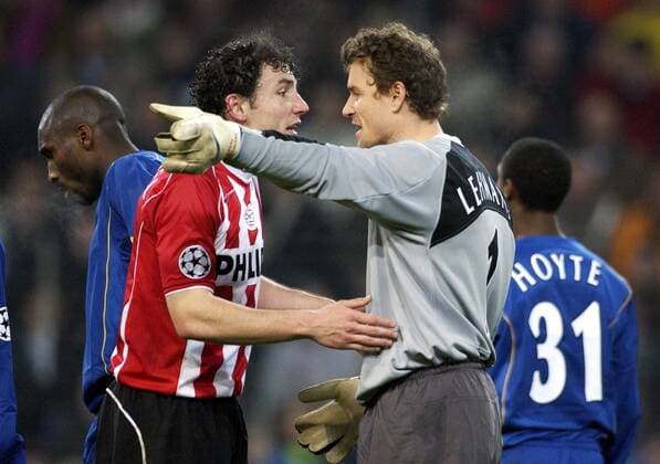 Mark van Bommel (Eindhoven, li.) und Torwart Jens Lehmann (Arsenal) geraten aneinander Fußball EC 1 Herren Champions League 2004 2005, PSV Eindhoven - Arsenal FC London 1:1 Gruppe Eindhoven Spannung,