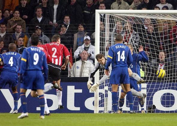Andre Ooijer (Eindhoven, li.) erzielt das 1:0 gegen Torwart Jens Lehmann (Arsenal) Fußball EC 1 Herren Champions League 2004 2005, PSV Eindhoven - Arsenal FC London 1:1 Gruppe Eindhoven